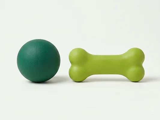 Pelota verde y hueso de goma